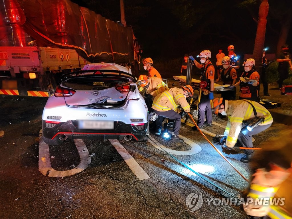 [고침] 지방(10대 탄 승용차, 불법유턴 트럭과 충돌…4명…)