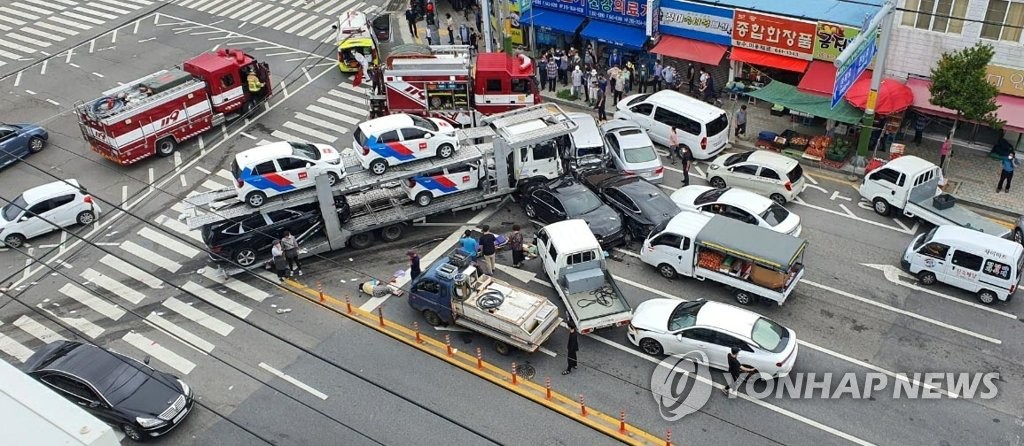 여수서 탁송차량이 횡단보도 덮쳐 2명 사망·10명 부상(종합2보)