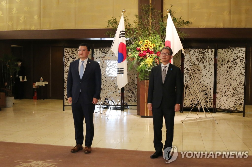 팔꿈치 인사도 안 했다…싸늘했던 한일 외교차관회담