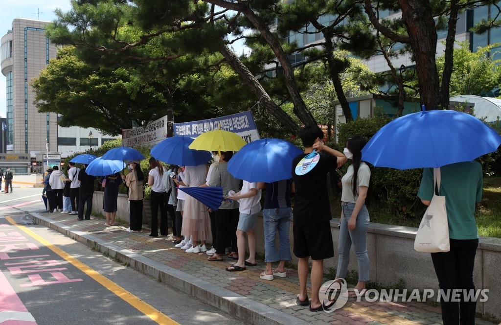 결국 1천800명대까지, 3명중 1명 비수도권…수도권 4단계 연장될듯(종합)