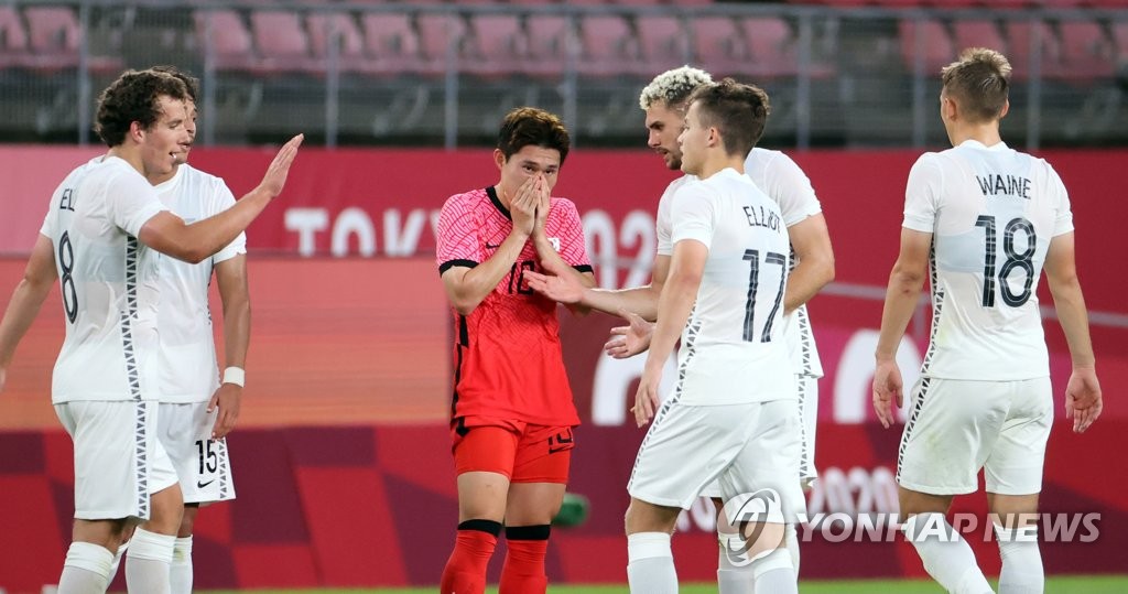 [올림픽] 악수 거부한 이동경 비매너 논란…조직위 '신체접촉 금지' 지침(종합)