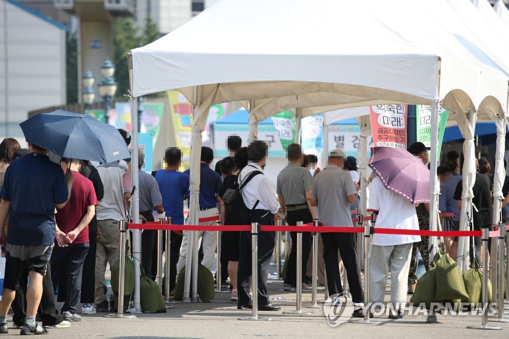 오늘도 1천600명 안팎…수도권 4단계 연장, 내일 비수도권 대책 발표