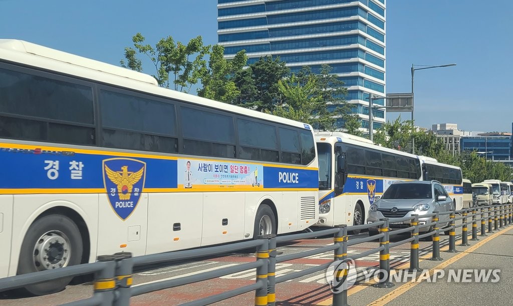 민주노총 집회 앞둔 원주…경찰 차벽 들어서며 '긴장감'