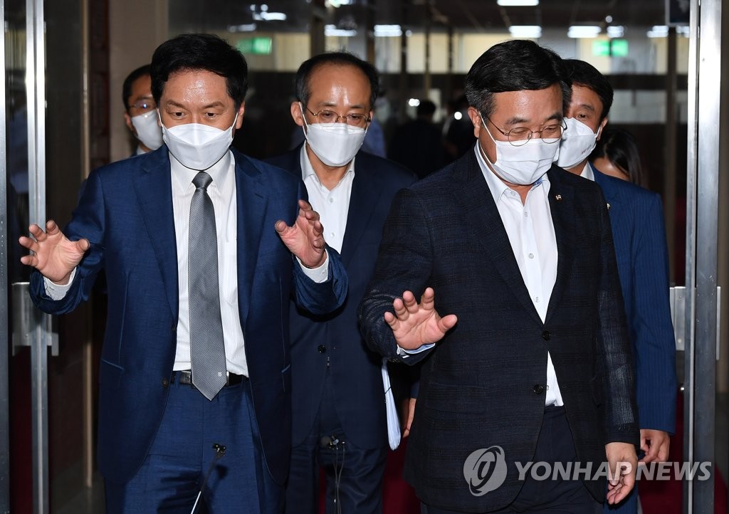 與 지도부, '법사위 양보' 수습 진땀…경선판으로 확산