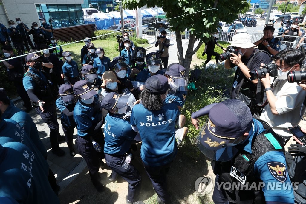 '언덕 넘어 건보공단으로'…민주노총 원주 집회 강행(종합)