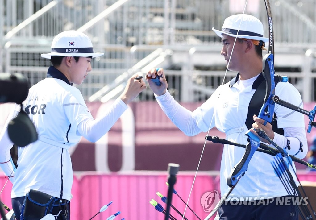 -올림픽- 양궁 김제덕·안산, 은메달 확보…금메달까지 '1승'