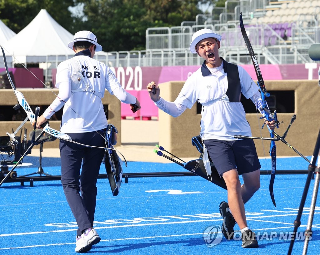 -올림픽- 양궁 김제덕·안산, 은메달 확보…금메달까지 '1승'(종합)