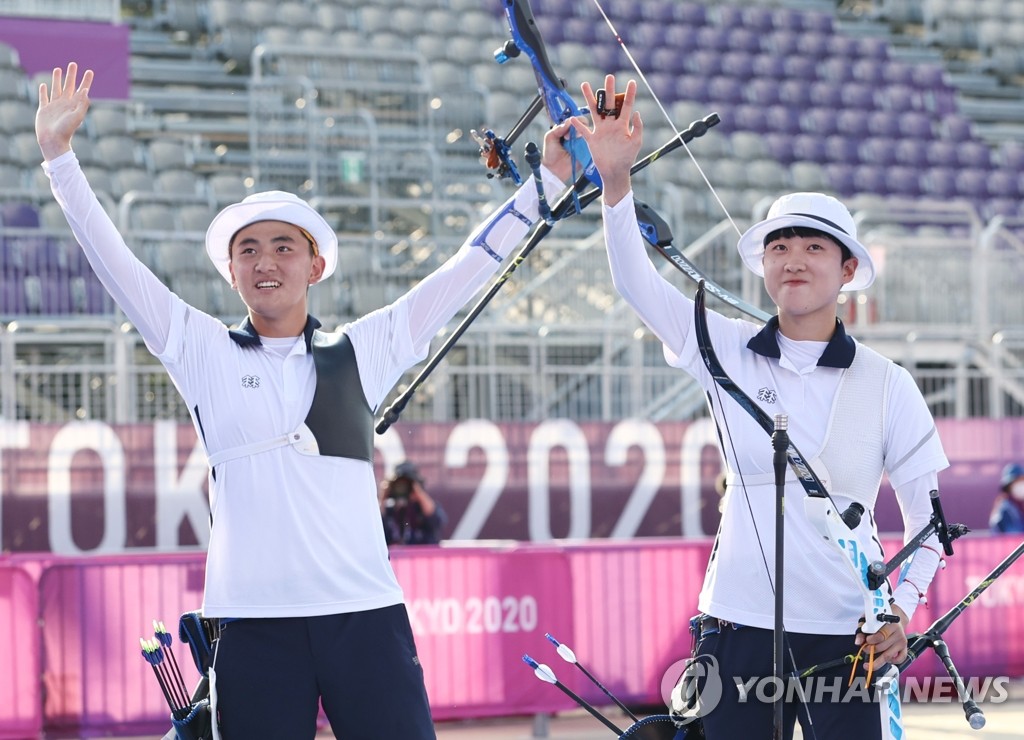 -올림픽- '양궁 막내'가 해냈다!…김제덕·안산, 한국 첫 금메달(종합)