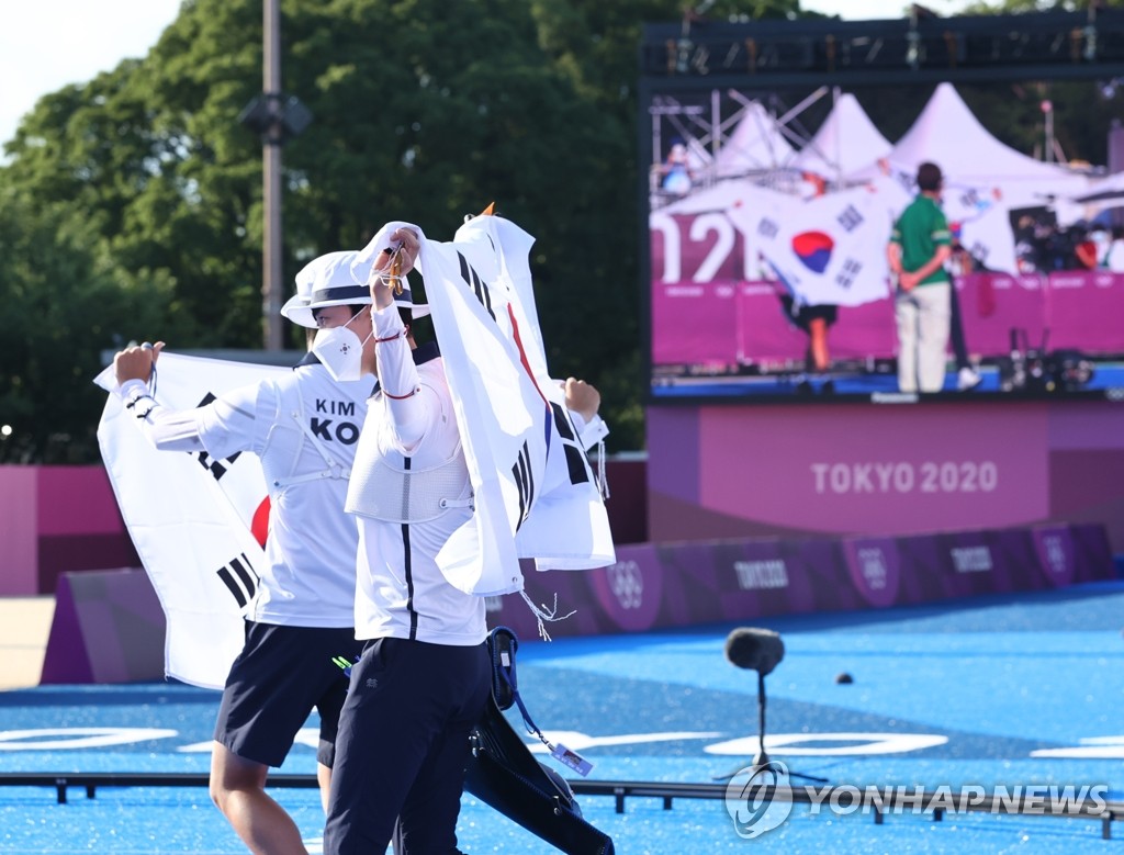 -올림픽- '양궁 막내'가 해냈다!…김제덕·안산, 한국 첫 금메달(종합)