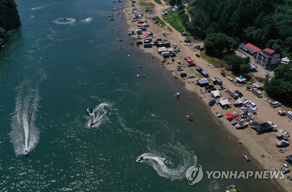 동해안 해수욕장에 20만명 '풍덩'…강원 주말·휴일 54명 확진(종합)