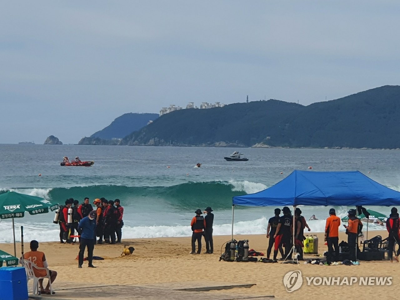 파도 높은 해운대해수욕장 입욕 통제에 상인·피서객 울상