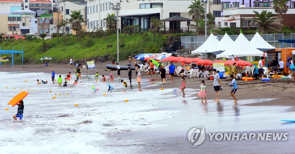 '너무 더운데 코로나는 두렵고'…극명히 엇갈린 피서지 풍경