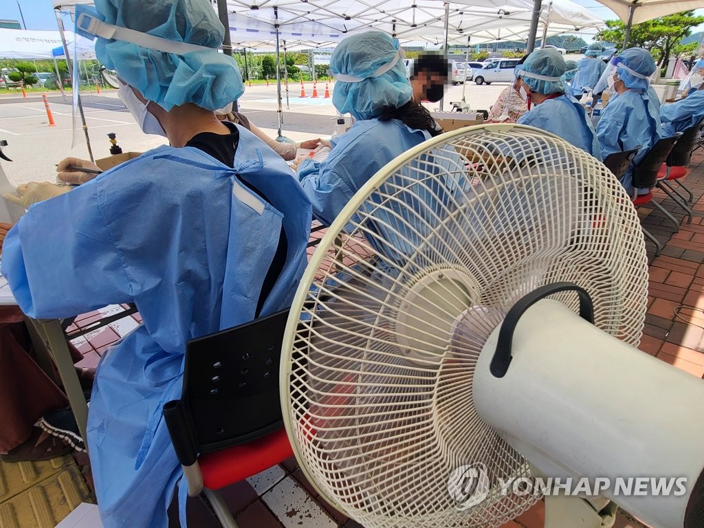 동해안 해수욕장에 20만명 '풍덩'…강원 주말·휴일 54명 확진(종합)