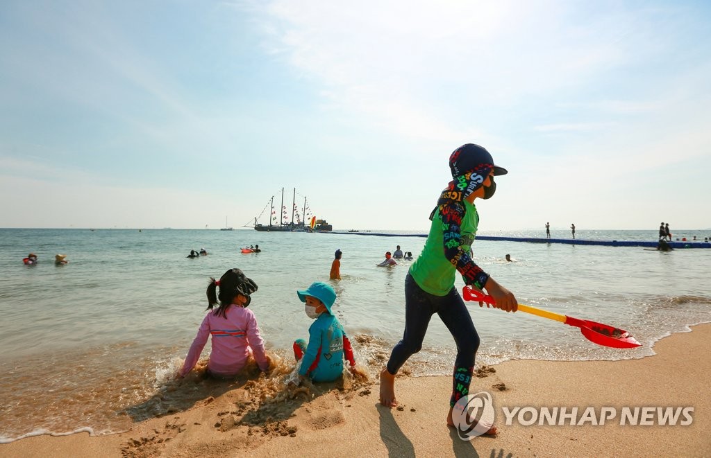 '너무 더운데 코로나는 두렵고'…극명히 엇갈린 피서지 풍경