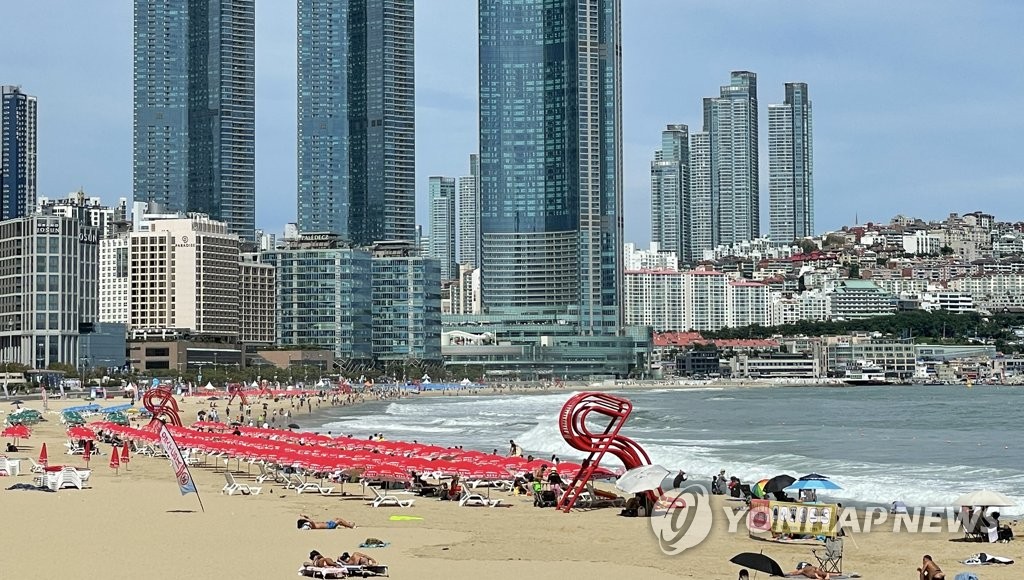 '13일째 폭염주의보' 부산, 낮 최고 32도 무더위 속 비소식