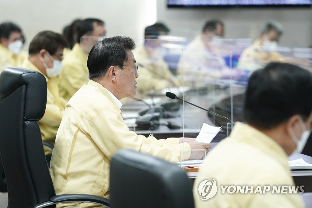 문대통령 "비수도권, 내일부터 3단계로 일괄 상향"(종합)