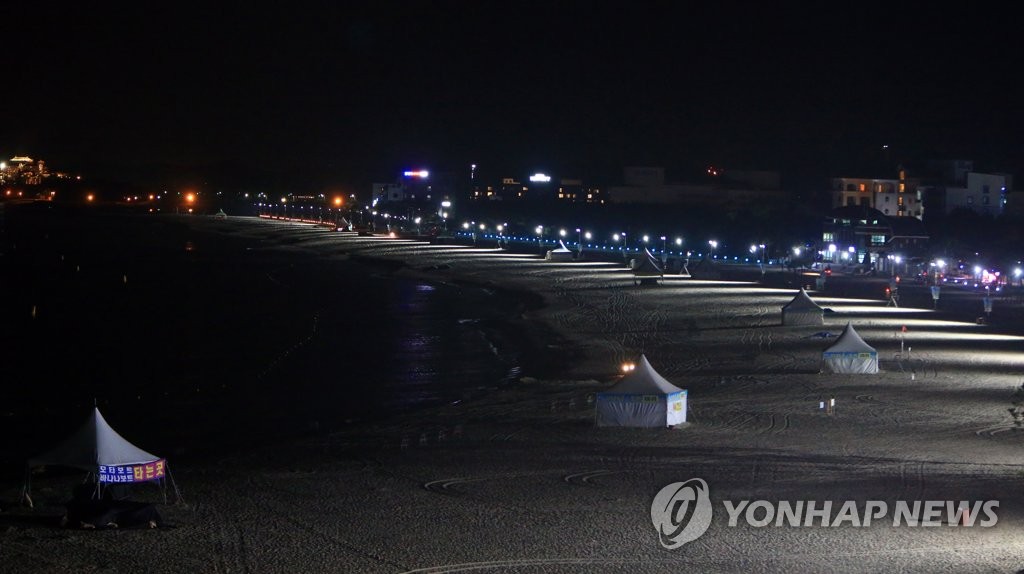 강원 양양 4단계 첫날 밤풍경…인파 북적이던 서핑해변 '적막감'