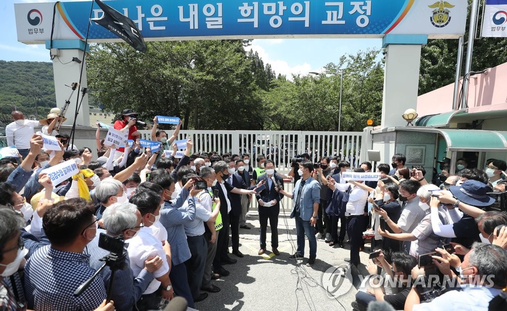 욕설·고성 난무한 '김경수 수감' 창원교도소…충돌 없이 마무리(종합)