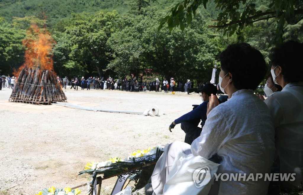 "극락왕생을 빕니다"…월주스님 마지막 길 끝까지 지킨 신도들