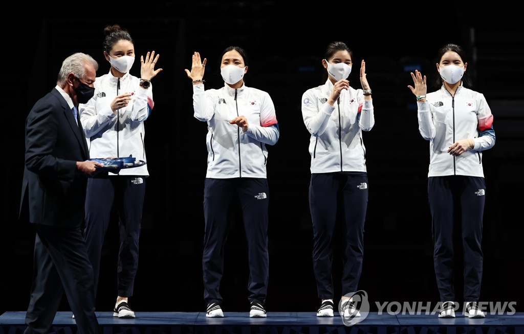 [올림픽] 월계관 반지 끼고 합작한 은메달…여자 에페, 서로가 "대단해"