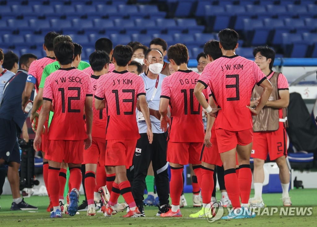 [올림픽] '8강행' 김학범 감독 "이제부터 시작…우리 스타일로 경기할 것"