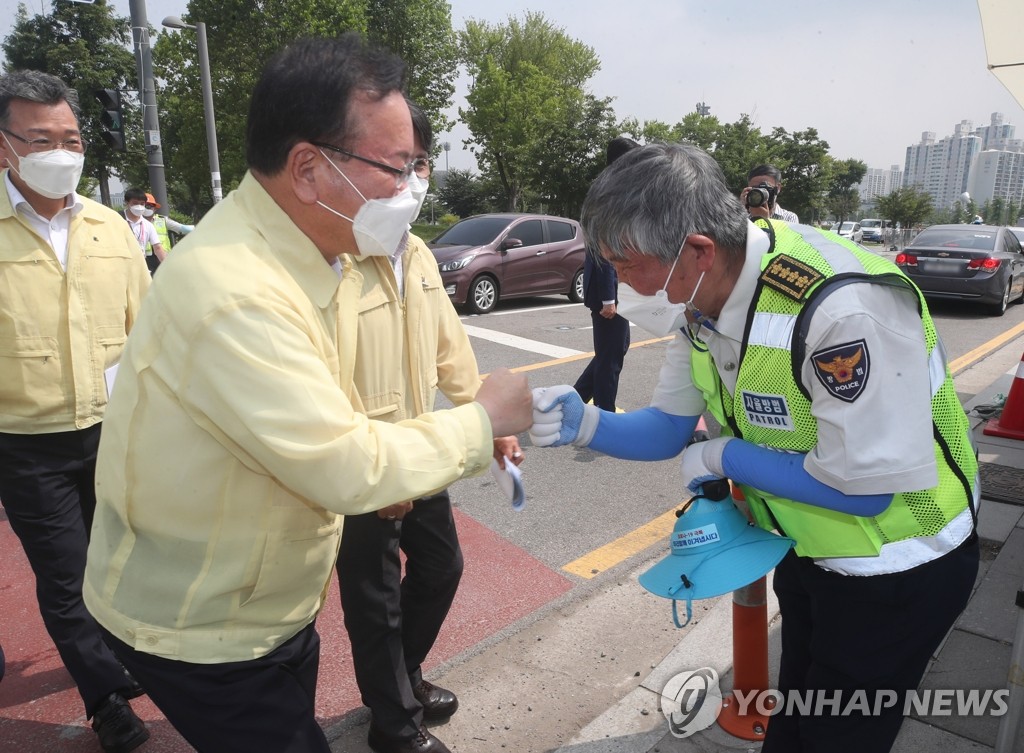 김총리, 인천서 방역현장 점검…"일선 의료진 번아웃 걱정"