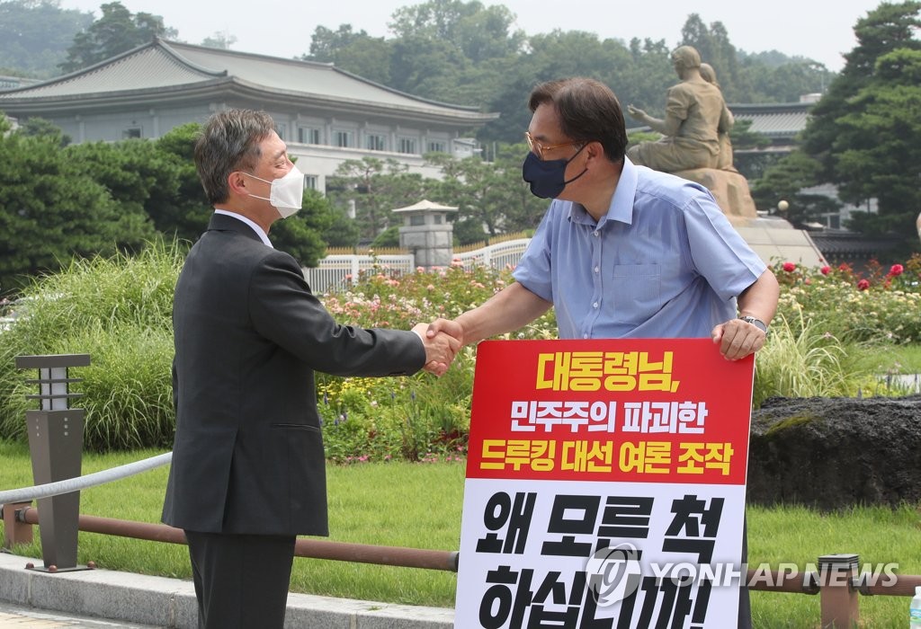 정진석 '드루킹 사과' 1인 시위장에 尹·崔·安 깜짝방문(종합)