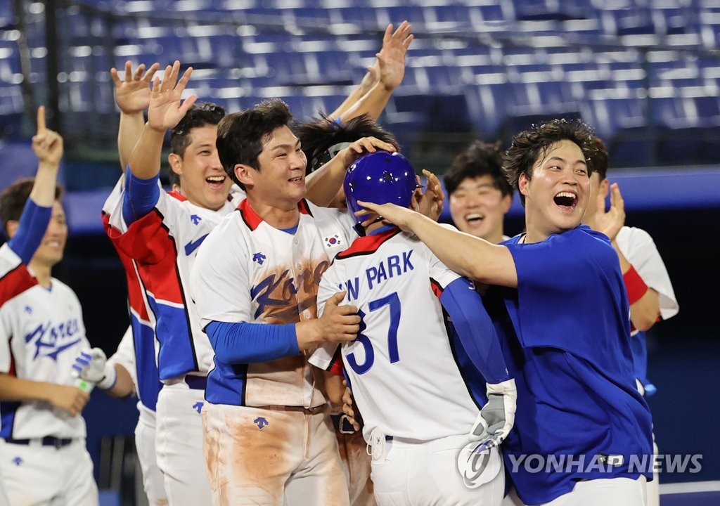 -올림픽- 오지환 맹활약…한국 야구, 이스라엘에 힘겨운 연장전 승리(종합)