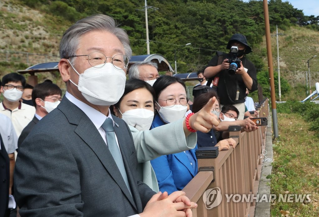 가덕도 찾은 이재명 "국토 균형발전에 동남권 신공항 필요"(종합)