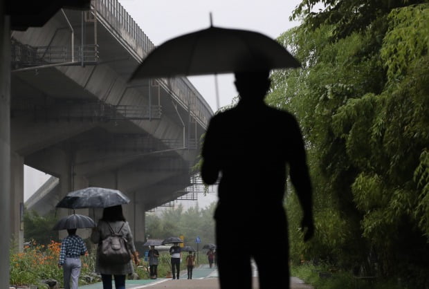 우산을 쓴 시민들이 서울 홍제천변에서 산책하고 있다.(사진=연합뉴스)