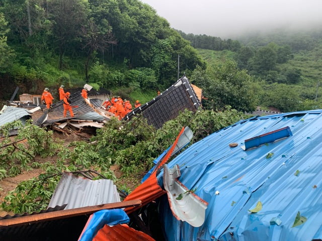  6일 오전 전남 광양시 진상면 야산에서 산사태가 발생해 소방대원들이 인명 구조 작업을 벌이고 있다.  /사진=연합뉴스