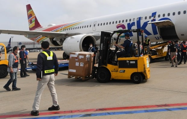 공항 도착한 이스라엘 공급 화이자 백신 / 사진=연합뉴스