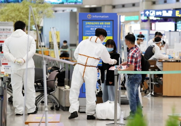 입국장 나서는 해외입국자들. /사진=연합뉴스