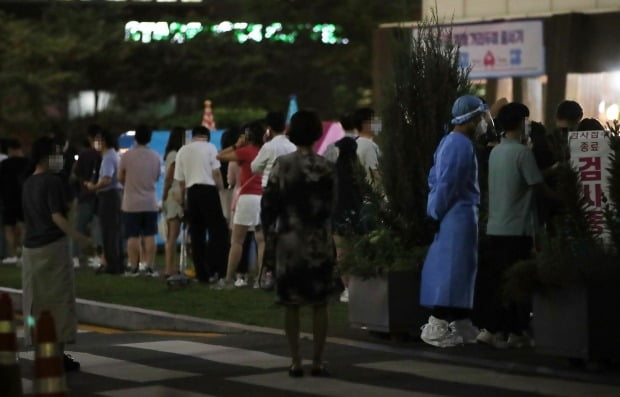 사흘 연속 신규 확진자가 1000명이 넘어선 가운데 코로나19 검사를 원하는 시민들로 붐비는 야간 선별진료소. /사진=연합뉴스
