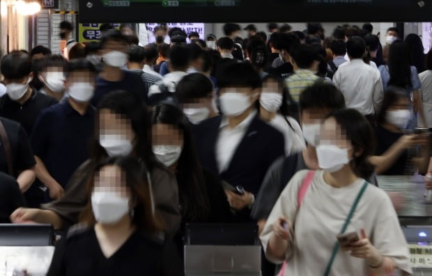 신종 코로나바이러스 감염증(코로나19)이 재확산 되고 있는 가운데 8일 오후 서울 구로구 신도림역에서 시민들이 이동하고 있다. /사진=연합뉴스