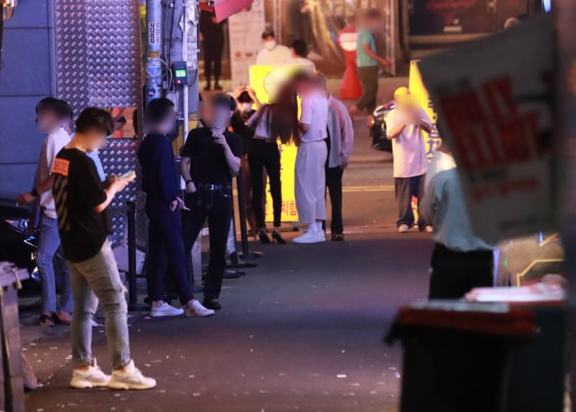 수도권 사회적 거리두기 4단계 시행을 앞둔 지난 11일 밤 서울 홍대 부근 포차. 사진=연합뉴스