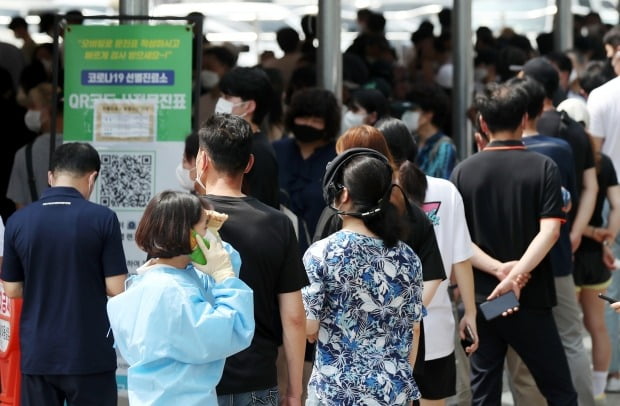12일 오후 인천시 남동구 만수동 남동구보건소 선별진료소에서 코로나19 검사를 받으려는 시민들이 줄을 서 있다. /사진=연합뉴스