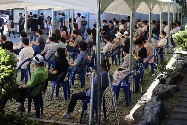 15일 오전 서울 영등포보건소 선별진료소에서 검사를 받기 위해 시민들이 대기하고 있다. /사진=연합뉴스