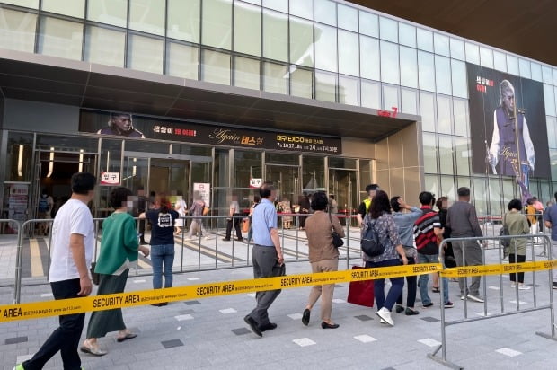 16일 대구 북구 엑스코에서 열린 '나훈아 AGAIN 테스형' 콘서트에서 관객들이 입장을 기다리고 있다. (사진=연합뉴스)