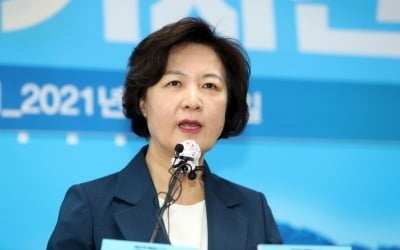 추미애 "한일회담 거부한 文 대통령의 결단 지지"