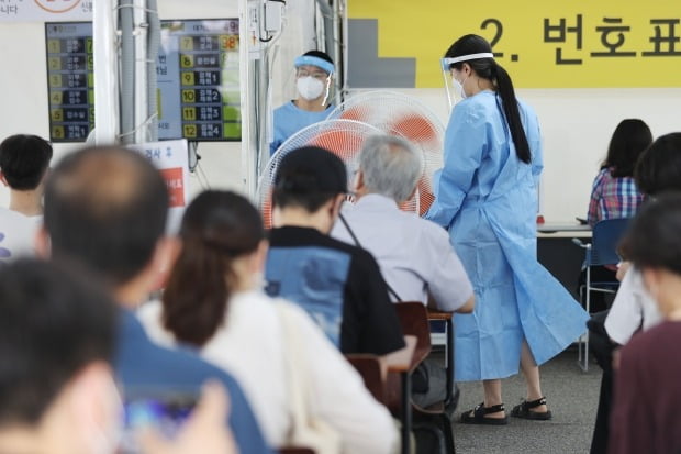 20일 오후 서울 강남구보건소 선별진료소에서 시민들이 검사를 받기 위해 대기하고 있다. /사진=연합뉴스