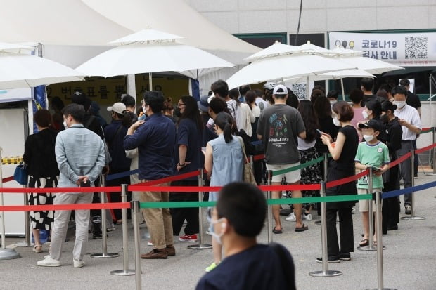  20일 오후 서울 강남구보건소 선별진료소에서 시민들이 검사를 받기 위해 대기하고 있다. /사진=연합뉴스