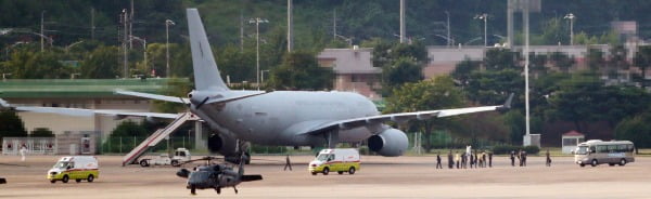 지난 20일 오후 서울공항에서 공군 다목적 공중급유수송기(KC-330)로 도착한 청해부대 34진 문무대왕함(4천400t급)의 장병들을 실은 구급차들이 공항을 빠져나가고 있다. / 사진=연합뉴스