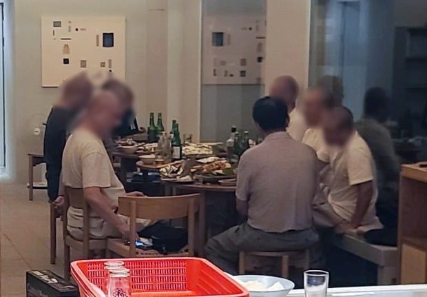 지난 20일 전남 해남군 한 사찰 소유의 숙박시설에서 승려 10여명이 술과 음식을 먹고 있다는 신고가 접수됐다. /연합뉴스