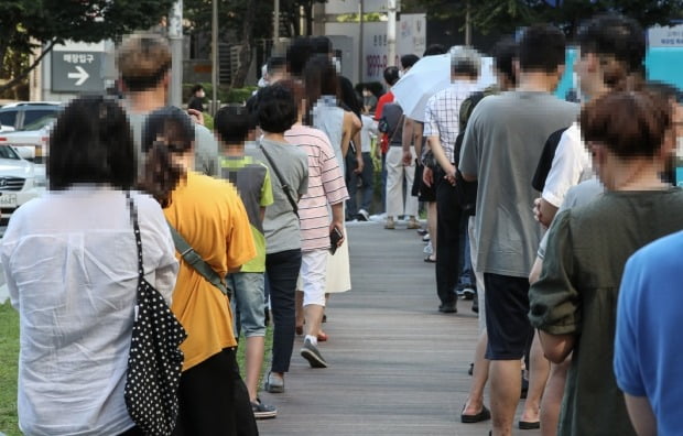  21일 오전 서울 송파구 송파구보건소에 마련된 선별진료소에 코로나19 검사를 받으려는 시민들이 대기하고 있다. /사진=연합뉴스