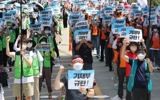 민주노총 공공부문 비정규직 노동자들이 지난 21일 오후 세종시 정부세종청사 기획재정부 앞에서 '공공비정규직 차별철폐, 기재부 규탄 결의대회'를 열고 구호를 외치고 있다. [사진=연합뉴스]