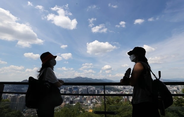 폭염특보가 전국 곳곳에 내려진 지난 21일 서울 남산공원을 찾은 시민들이 청명한 도심을 내려다보며 휴식하고 있다. [사진=연합뉴스]