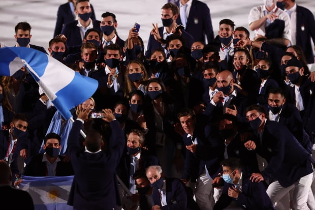 지난 23일 일본 도쿄 신주쿠 국립경기장에서 열린 2020 도쿄올림픽 개막식에서 아르헨티나 선수단이 입장한 뒤 사진을 찍고 있다. /사진=연합뉴스