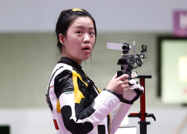 24일 여자 10m 공기소총 결선에서 도쿄올림픽 제1호 금메달을 딴 중국 양첸. / 사진=연합뉴스