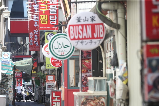 신종 코로나바이러스 감염증(코로나19) 대응을 위한 수도권의 '사회적 거리두기'가 2주 연장된 25일 오후 서울 중구의 한 식당가에 배달 오토바이가 오가고다./사진=연합뉴스